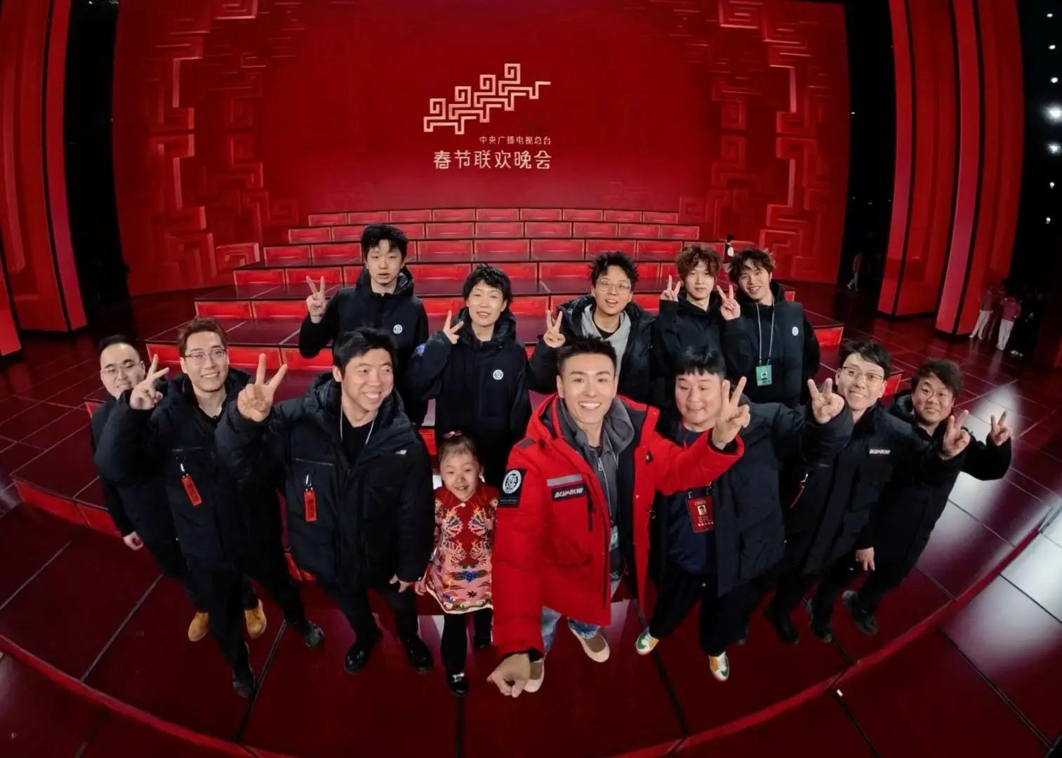 【春晚魔术师邓男子回应网友揭秘魔术：有人愿意讨论就是意义 】邓男子称有人愿意讨论