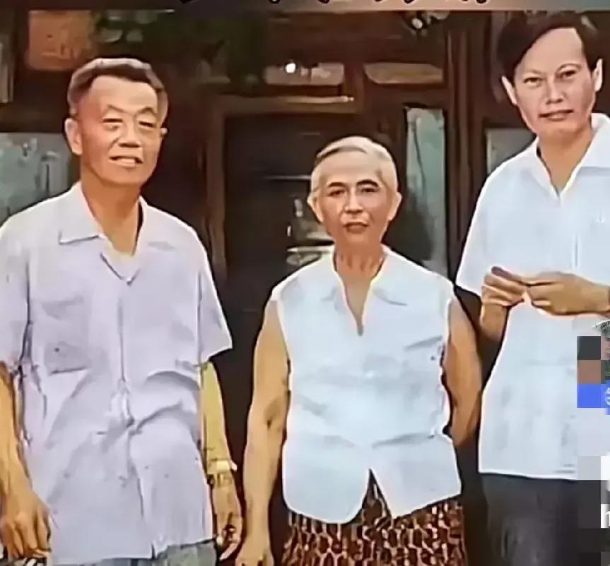 不愧是名门，70年代，老太太的这身打扮就很超前。看她的气质多好，精气十足，既有贤