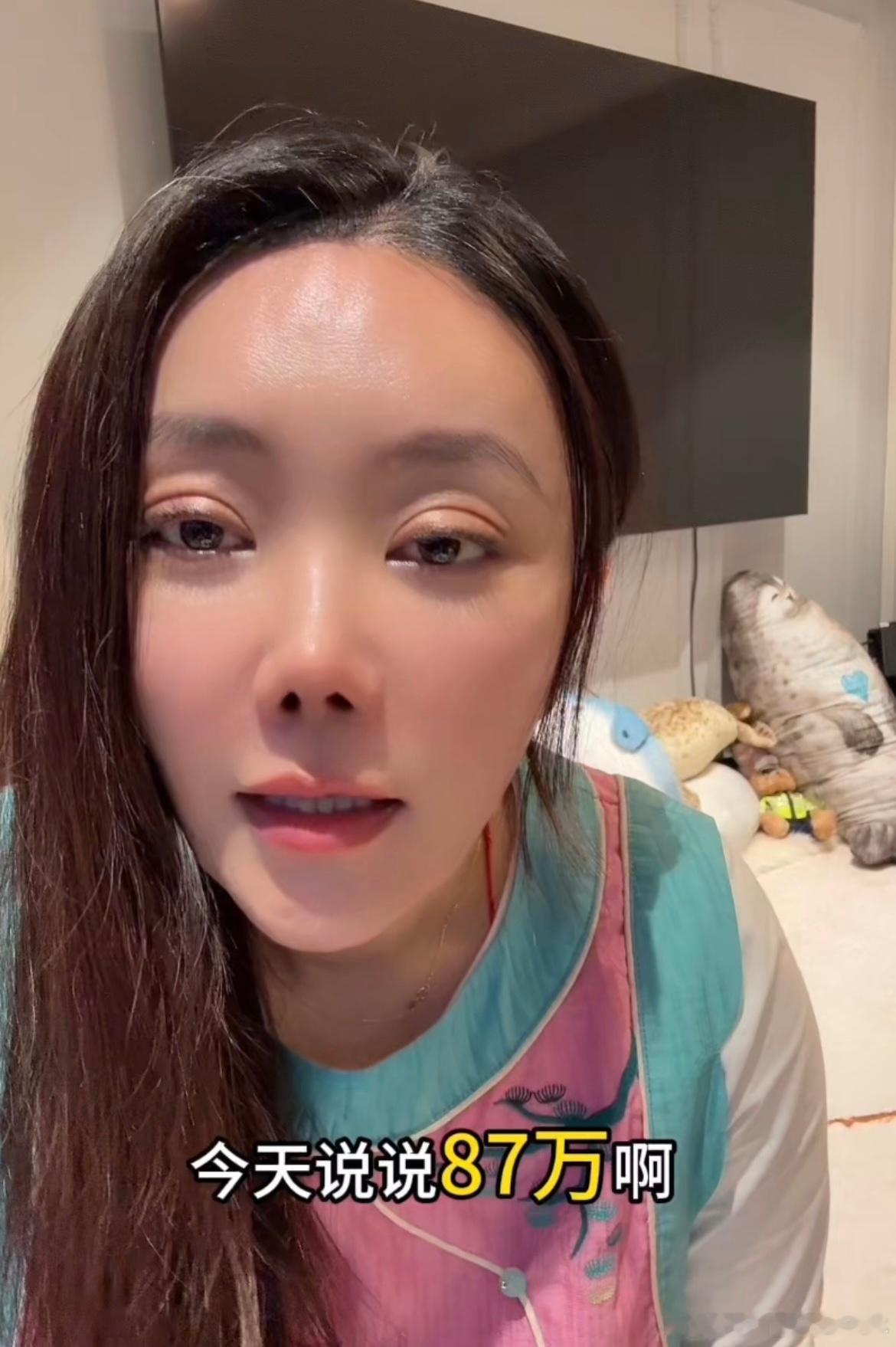 波姐这波真是无妄之灾！前东家的装修纠纷硬要扯上她，又是骗签又是拉横幅的，吃相太难