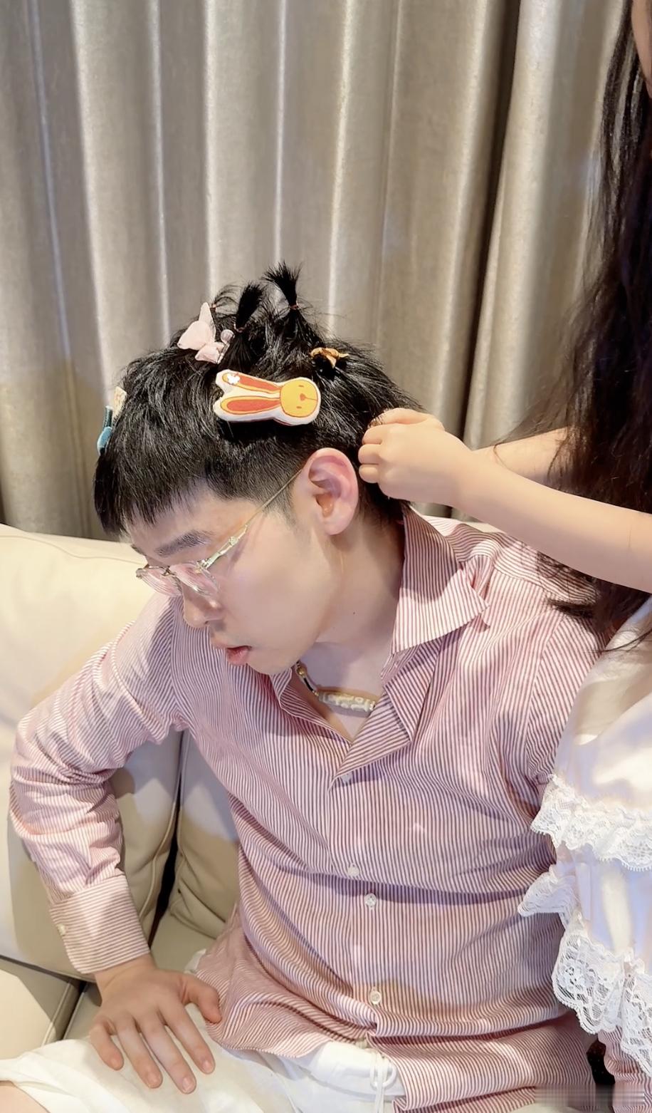 弹壳不语只是一味宠女儿弹壳加盟爸爸当家 宝子们速来围观！弹壳在娃综里的“变形记”