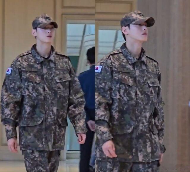 民众拍到正在服兵役的车银优穿军装样子： ​​​