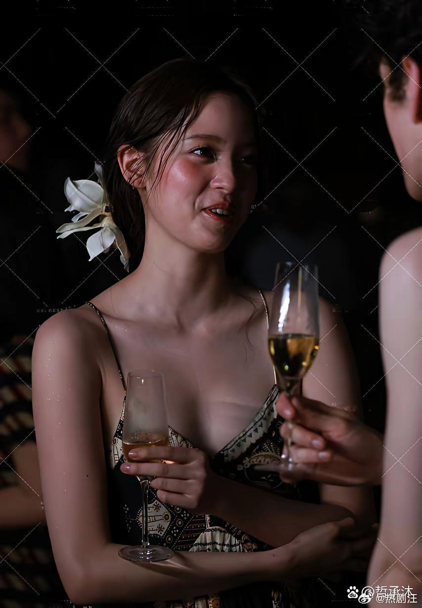 欧阳娜娜 vogue晚宴现场生图，性感睡衣样式吊带裙 