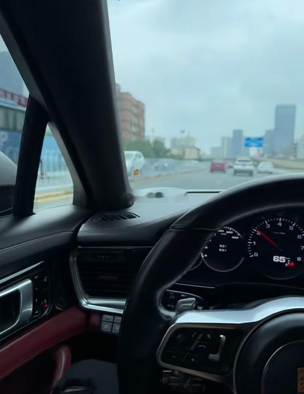 借鉴昨天，活在今天，憧憬明天，当你笑着去努力，全世界都会给你让步，新的一周，加油