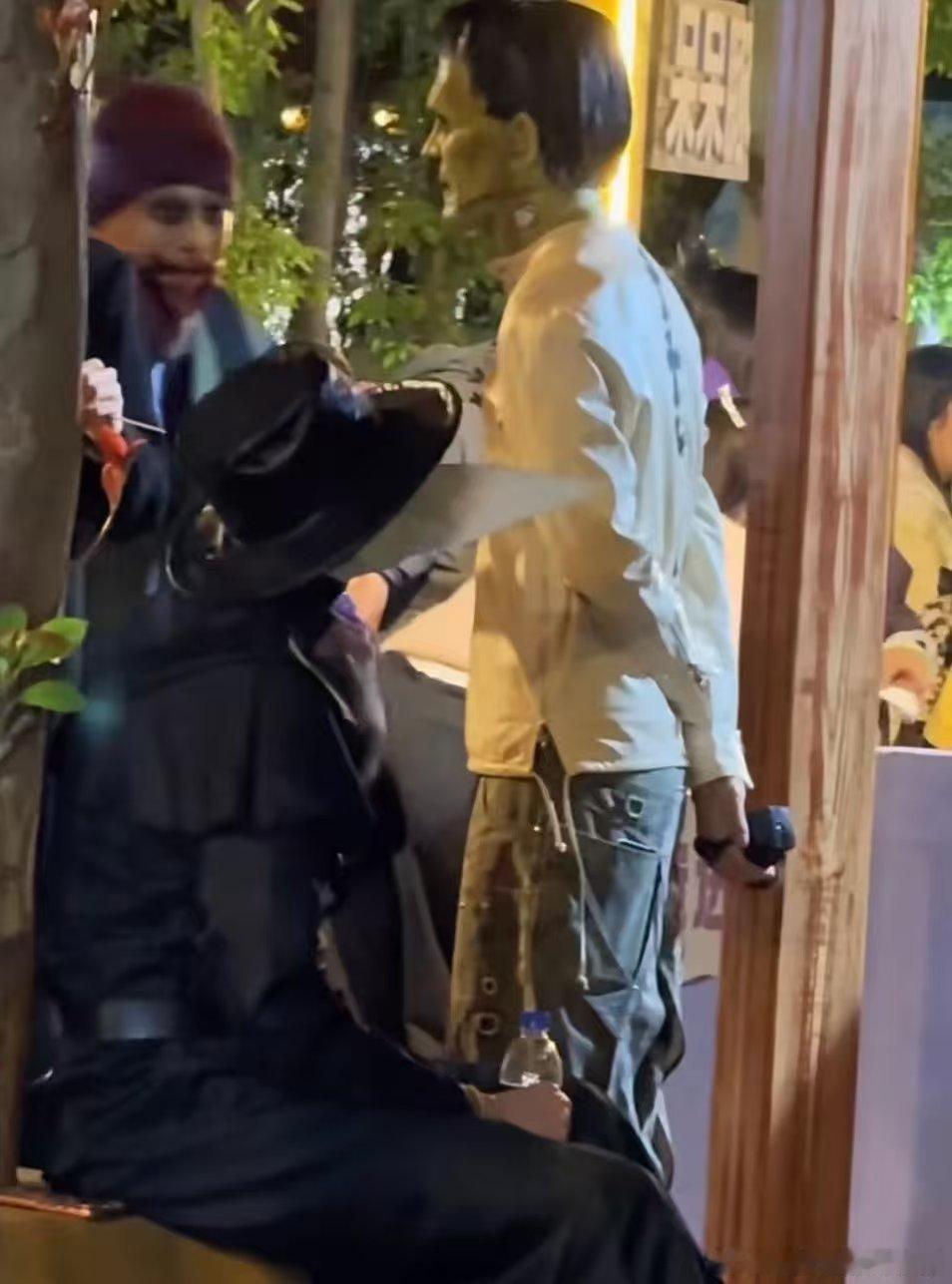 网友欢乐谷偶遇范丞丞网友欢乐谷偶遇范丞丞cos绿巨人网友欢乐谷偶遇范丞丞，行，哇