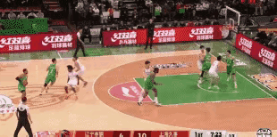 有意思，张镇麟面对老东家，丝毫没有留手的意思。
比赛刚开始不久，就接应小外援空接