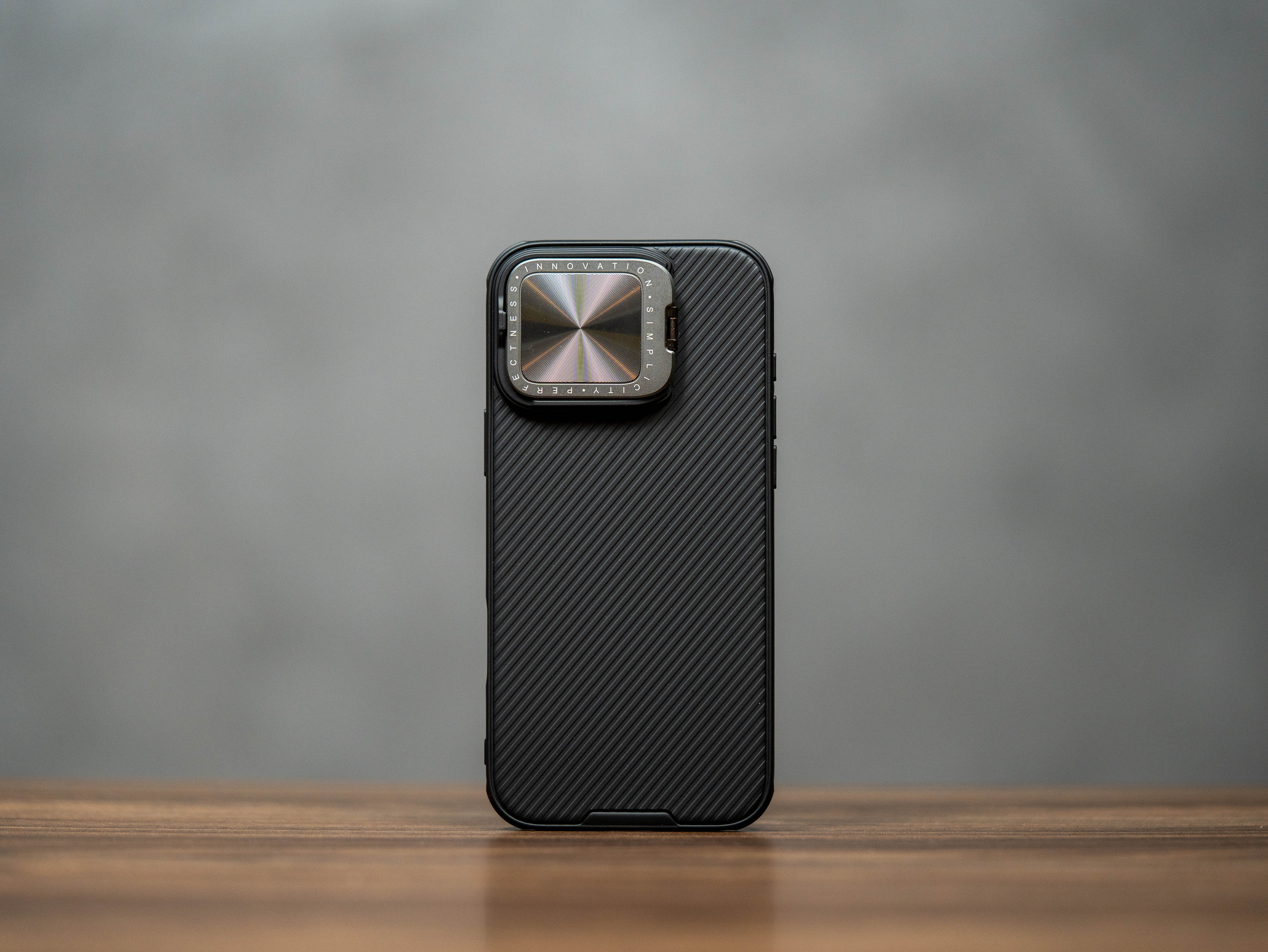 搞了耐尔金的防摔壳，话说大家怎么看带有镜头盖的设计？想听听实话，晚点抽个同款[笑