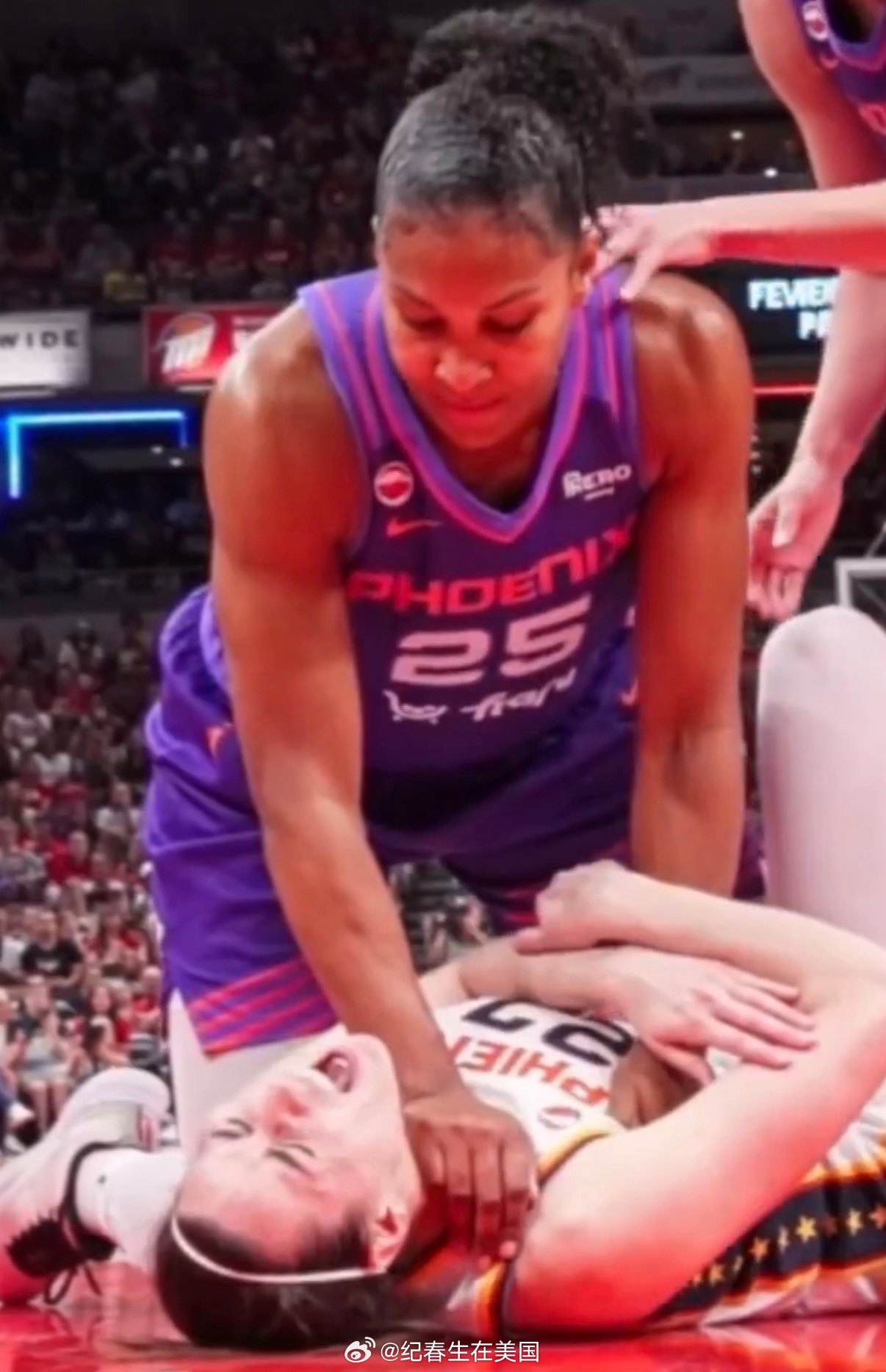 WNBA 赛后复核认定，Alyssa Thomas 在水星对狂热的比赛中用拳头击
