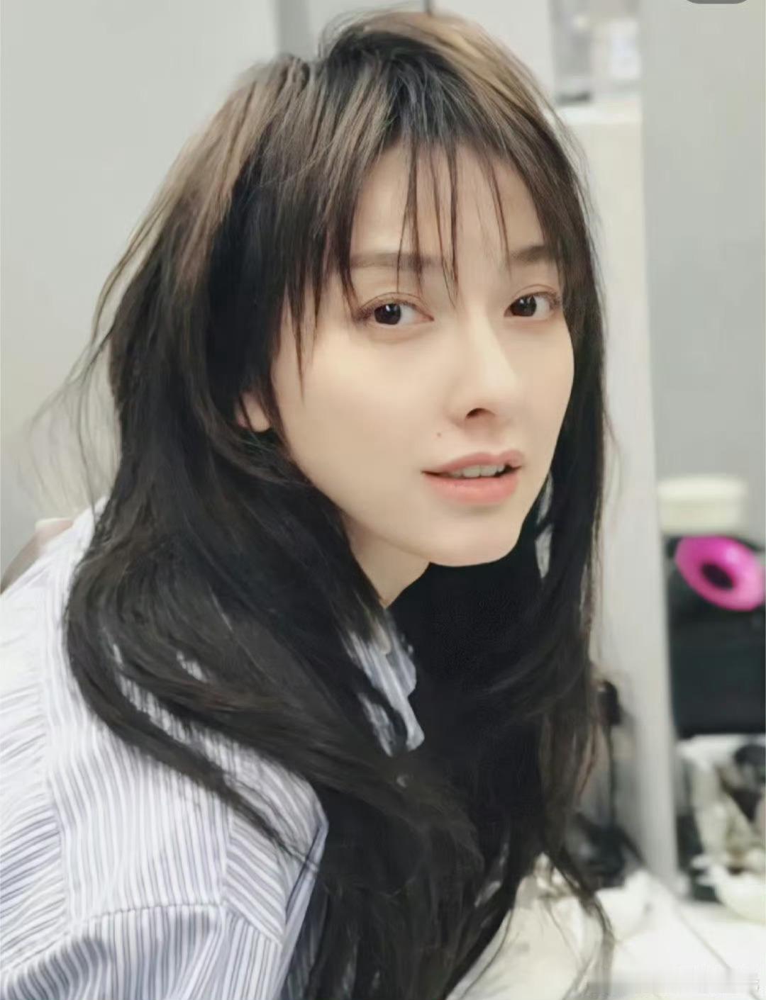 突然get到了吴昕的美快本早期给的妆造就很一般呀！！离了快本真的美晕了 ​​​