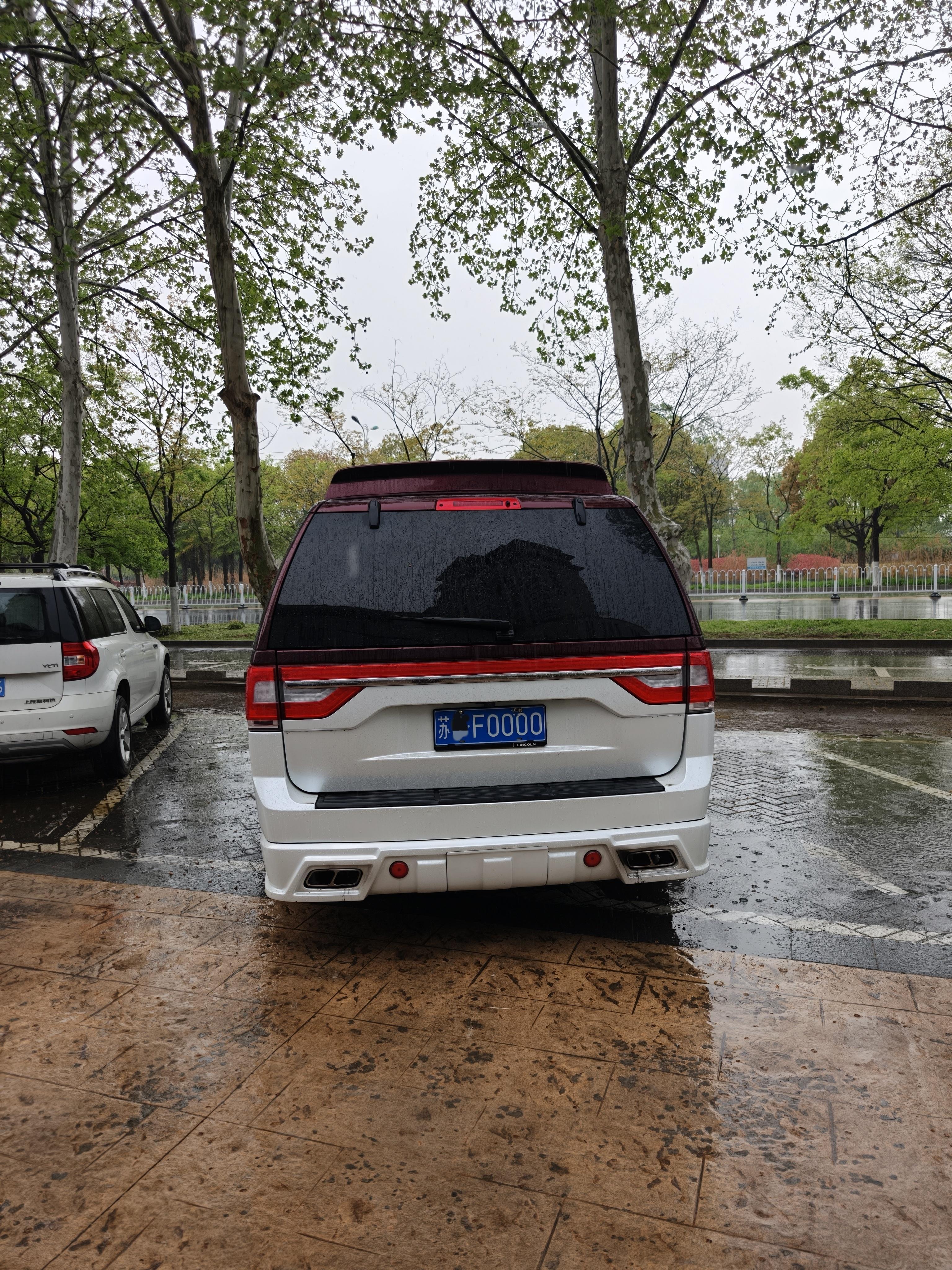 有幸见到一辆改装过的老款林肯领航员，庞然大物，很有派头 