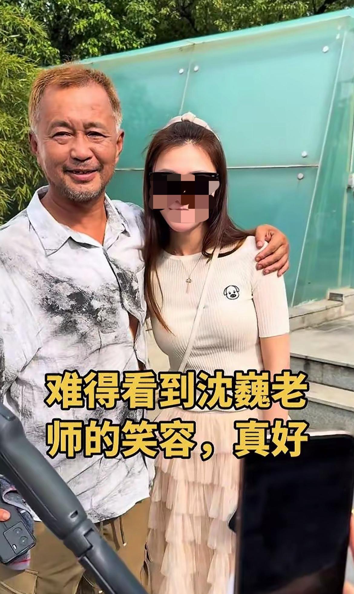 那个曾因满腹经纶却以流浪形象示人的沈巍，
被一个比他小15岁的姑娘所倾心，此事在