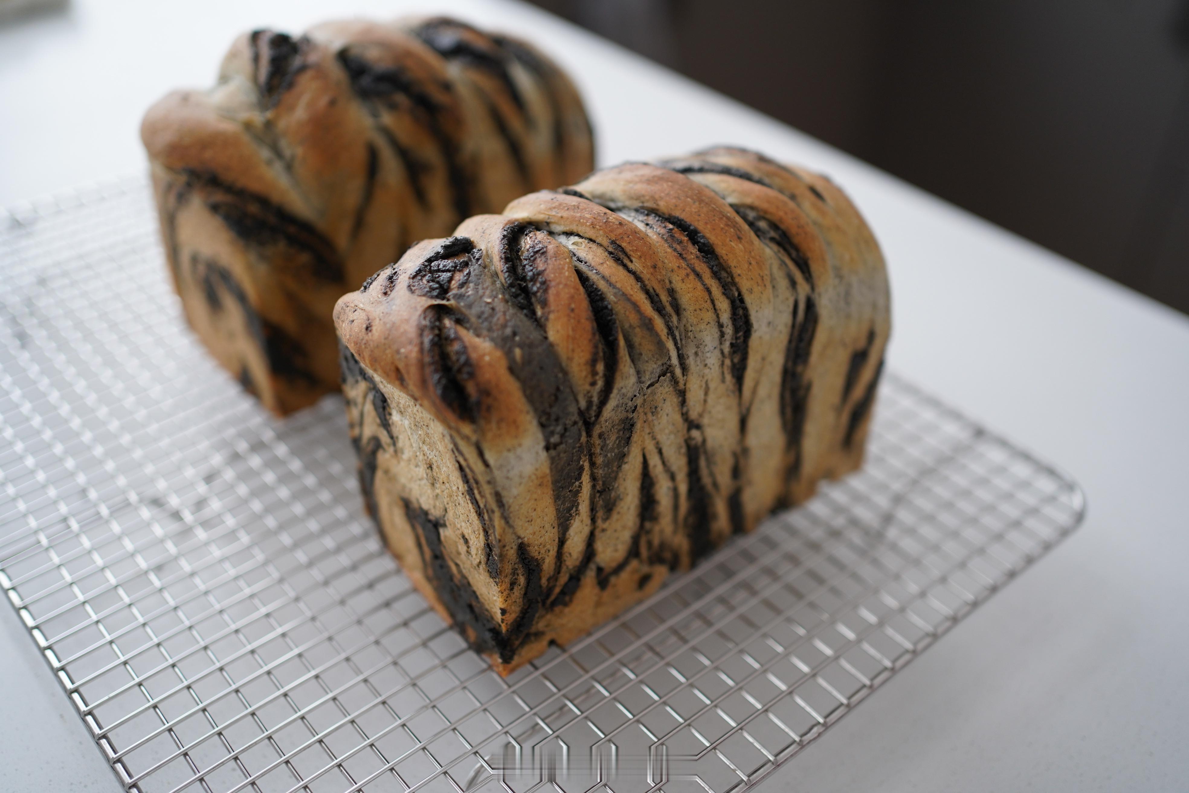 还是黑芝麻脏脏吐司，把我能想到的配方和制作方式挨个试个遍，才知道哪种味道合适、哪