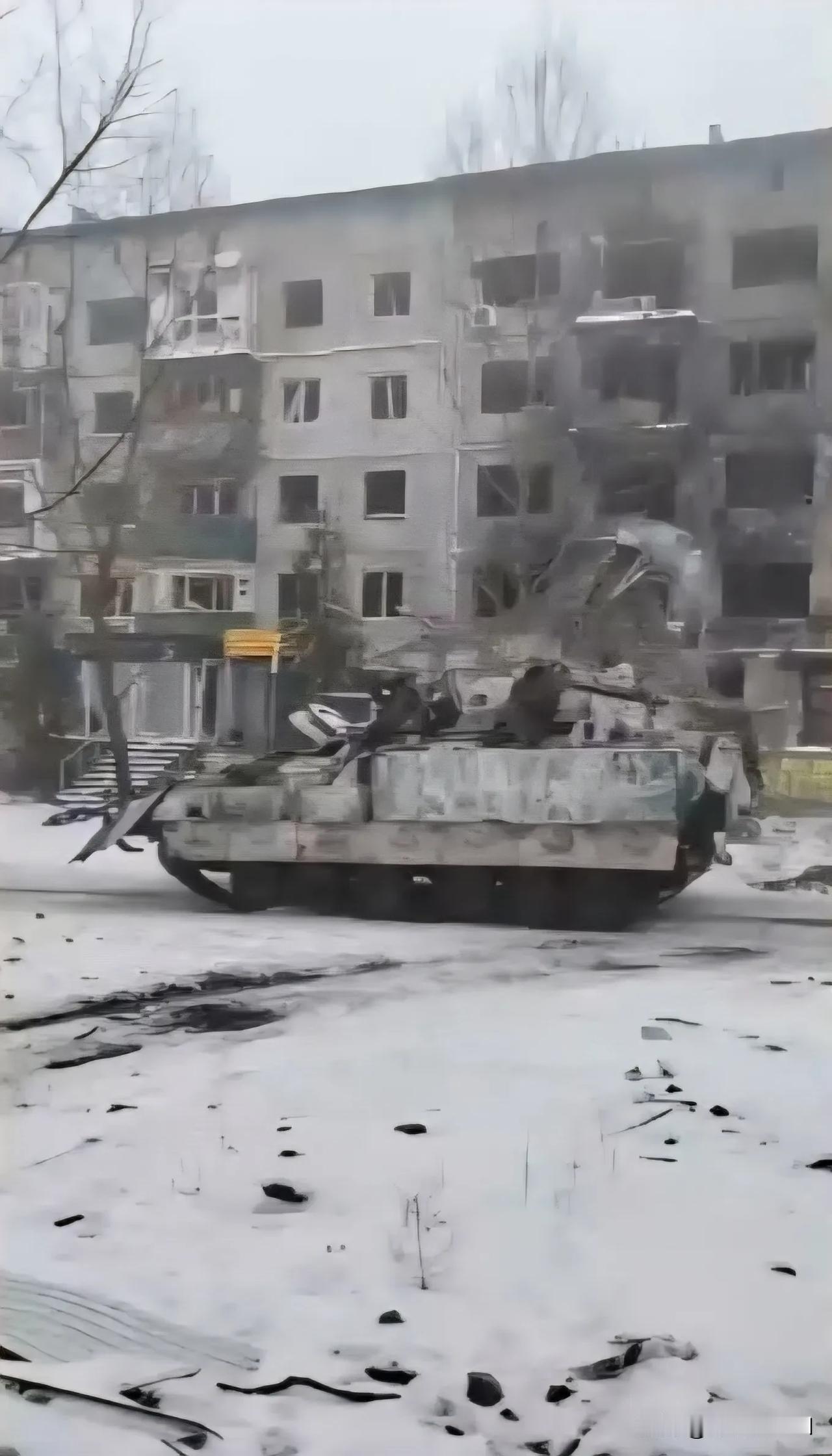 俄军缴获的M2A2 ODS-SA“布莱德利”步兵战车与M113装甲运兵车通过红军