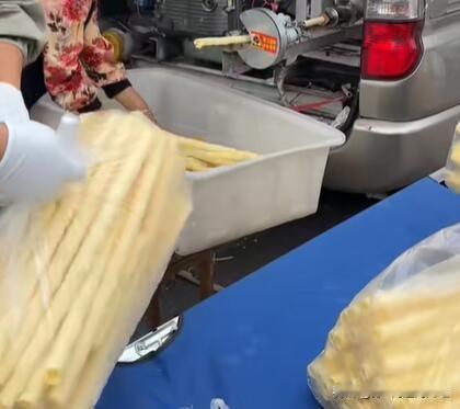 图上这个零食，用南通各地方言怎么说？我第一反应是“炒米卷”？