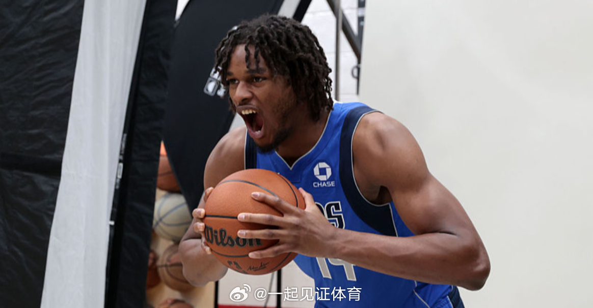 独行侠总经理施密茨对新秀莫雷兹·约翰逊的训练表现给予了高度评价。施密茨表示，莫雷