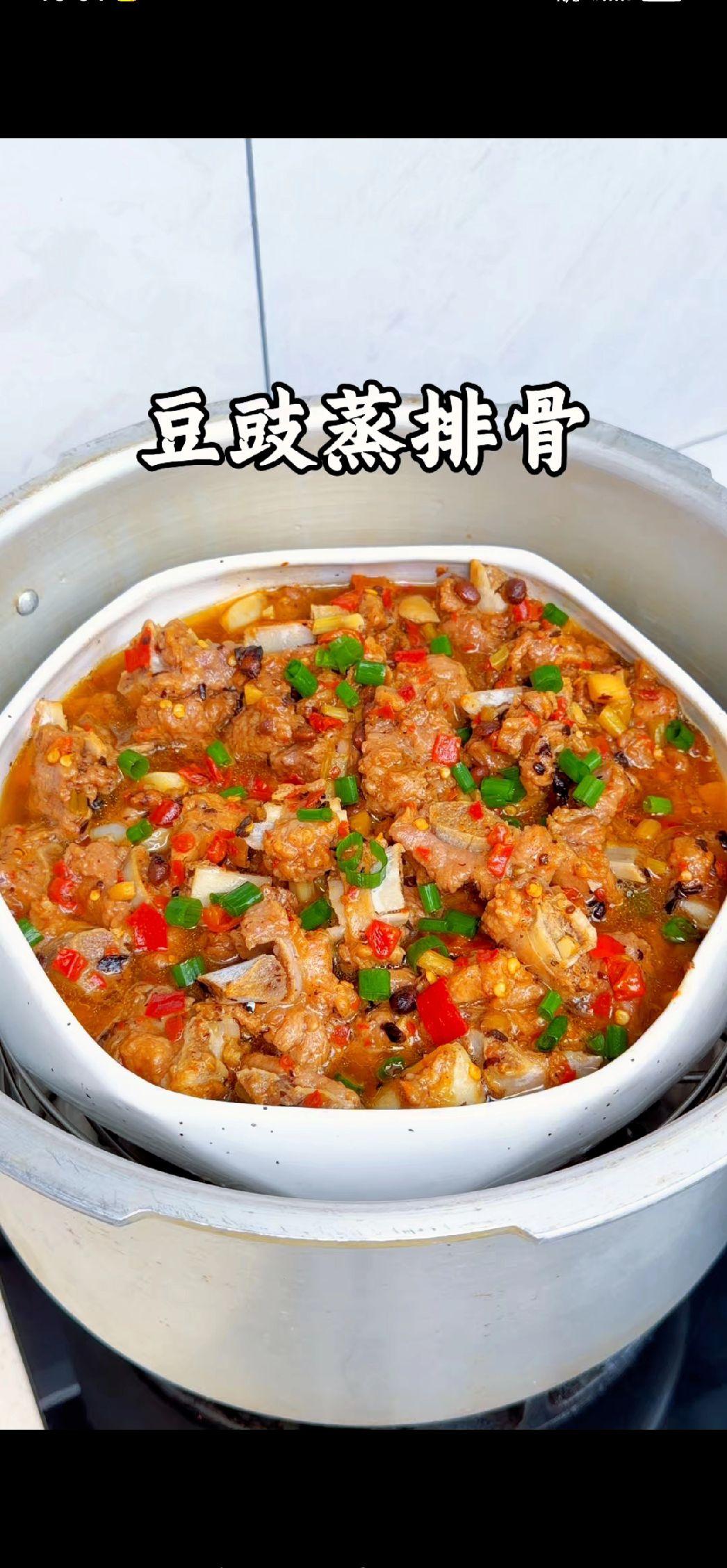 1️⃣准备食材：排骨剁块，用豆豉、剁椒、料酒、生抽、老抽、生粉抓匀，腌制20分钟