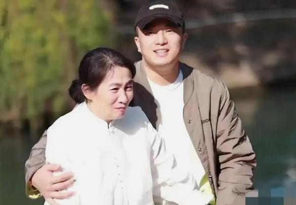 离谱一幕发生在 2021 年四川！30 岁男子与 57 岁母亲同床就寝，洗澡不回