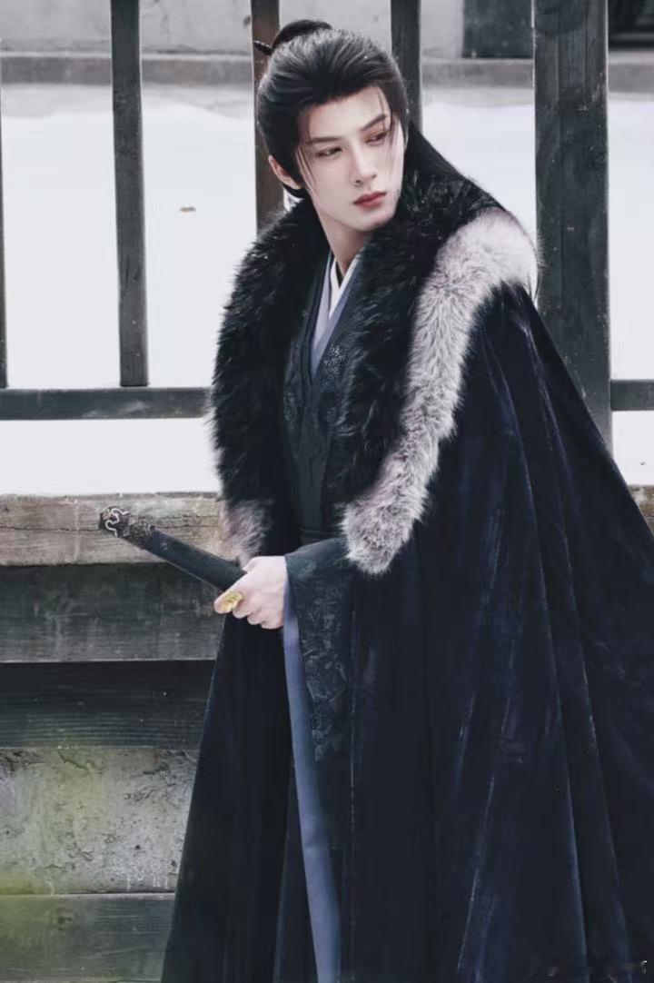 檀健次谢却山双色狐裘毛领大氅，高端大气，尊贵，尽显世家公子风范，檀健次这挺拔的身