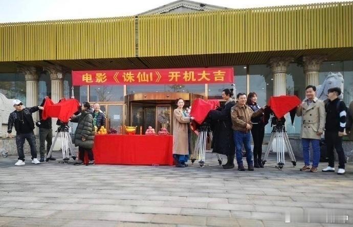 一句话：肖战走的每一步都算数！再送一句：一路走来，虽艰辛！但值得！付出和成就是成