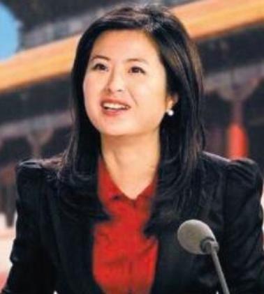 42岁的央视主持人张泉灵辞去工作后，趁着60岁的丈夫不注意，带着存款147万，前