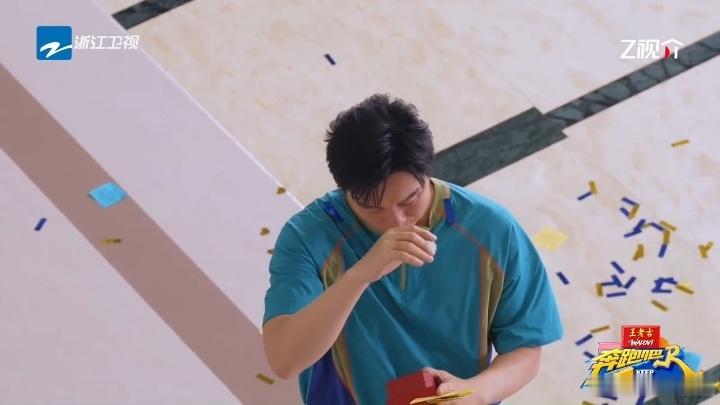 大黑牛抬头擦泪那一下，我以为他要哭了，结果他先跟头顶镜头对视上了——那瞬间眼神里