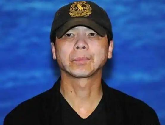 当年，成名后的冯小刚开着价值300万的豪车回乡，探望常年瘫痪在床的老母亲。照顾母
