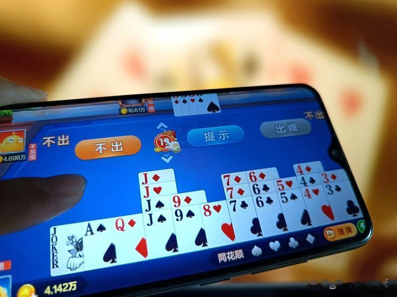 新年和亲朋相聚，打掼蛋简直不要太快乐！去年过年，一大家子人围坐在一起，热热闹闹地