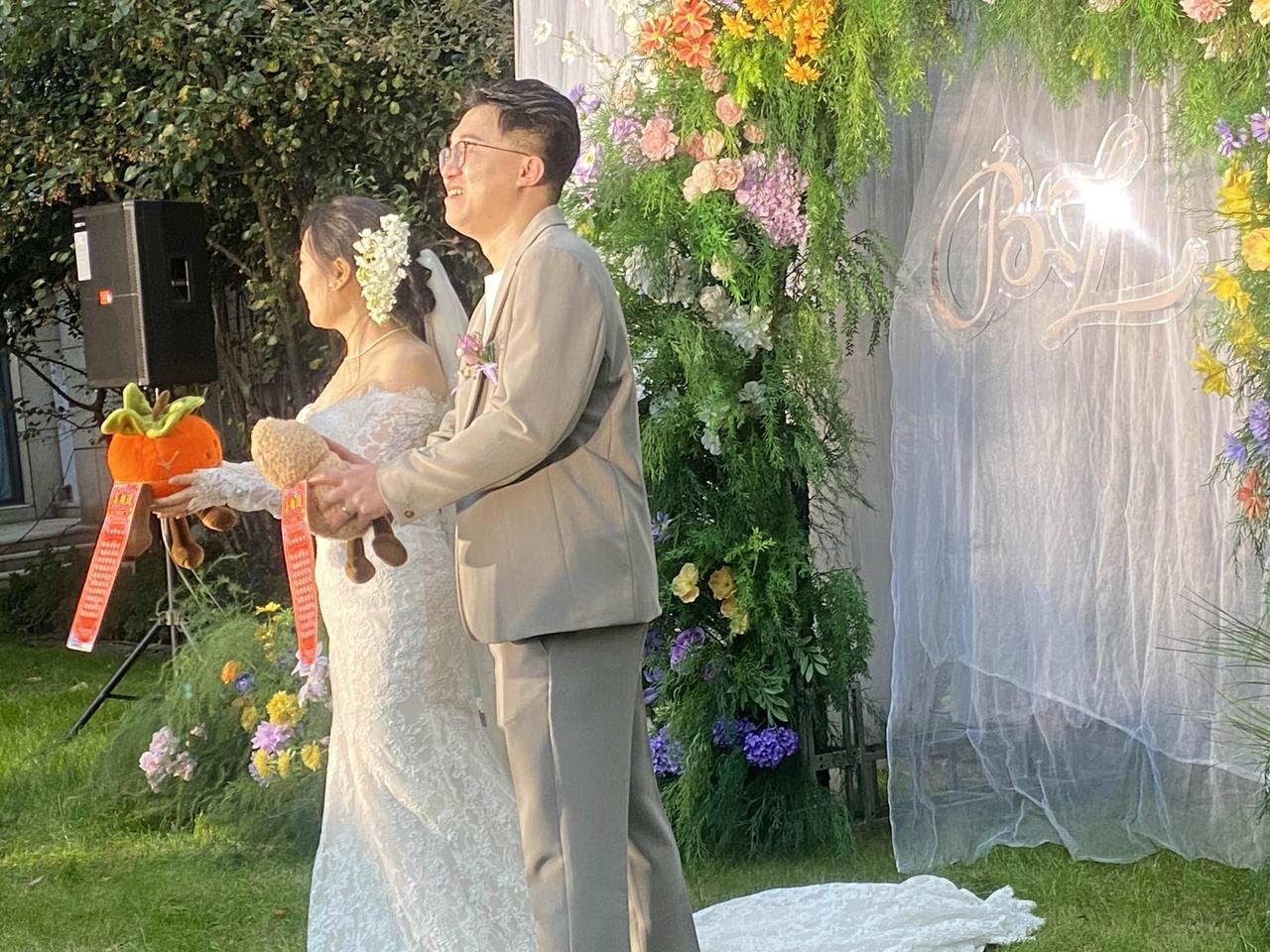 草坪婚礼！在春风拂面的清晨，一片绿意盎然的草坪成为了最浪漫的舞台。阳光洒在新绿的