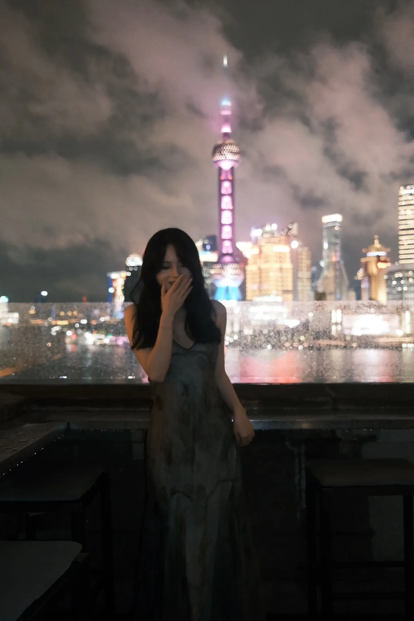 华灯起，车声响