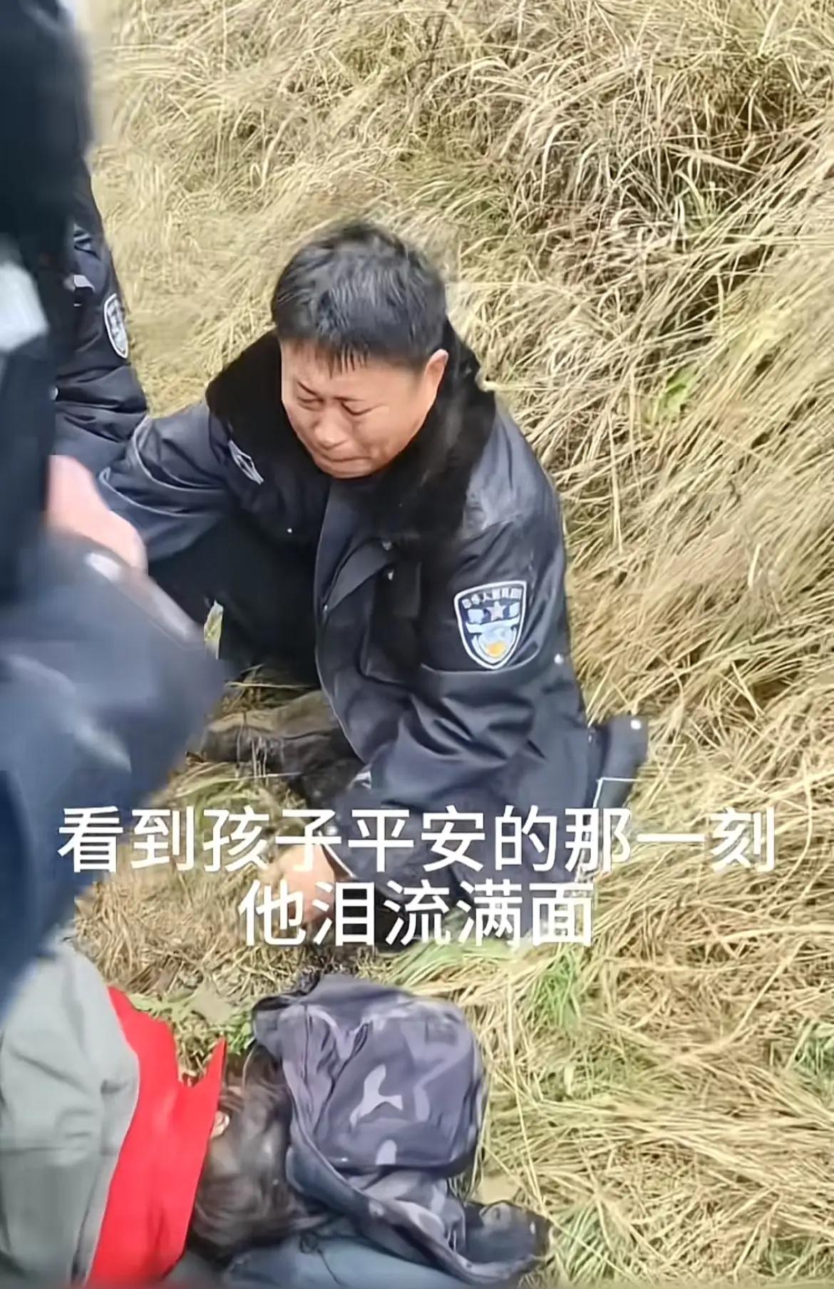 辽宁4岁女童被找到后，一身泥泞的派出所所长坐地心疼直哭，民警：这是咱们的本职工作
