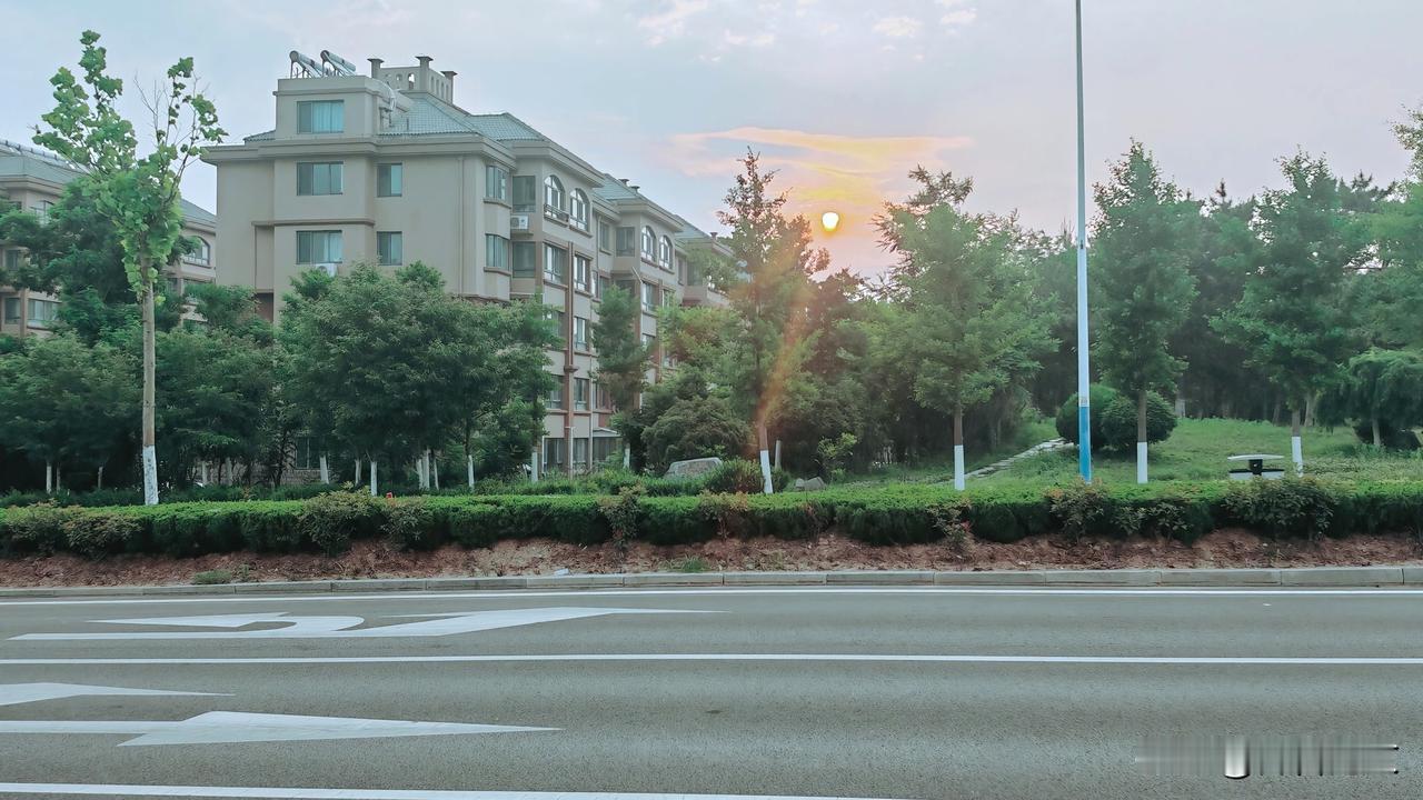 当夜色像幕布般缓缓抽离，小城上空的旭日便以最温柔的笔触，开始描绘新的一天。