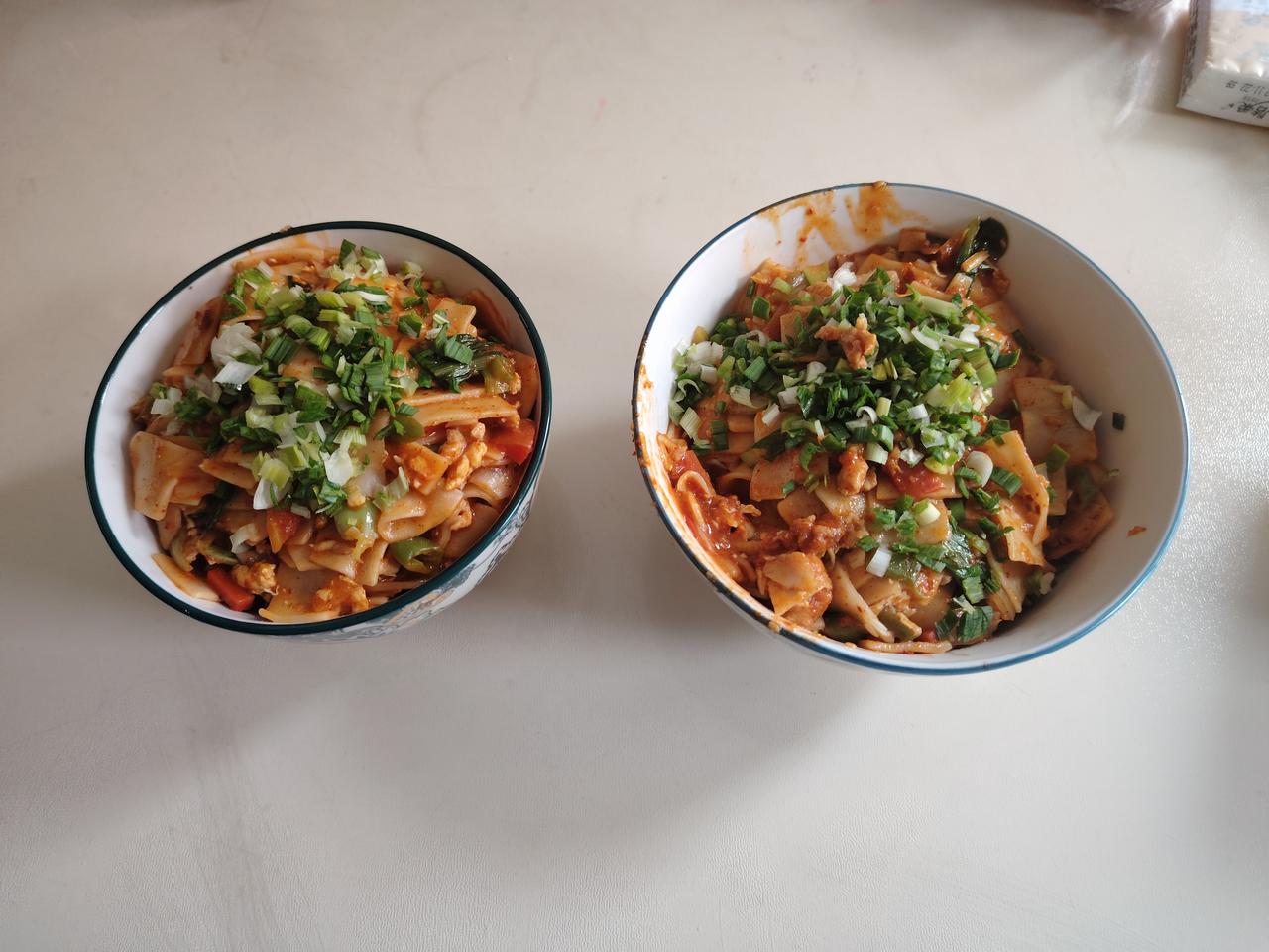 游览地下车库，实乃雨天的无奈之举。今日立冬，细雨霏霏，我们无法在室外悠然散步，而