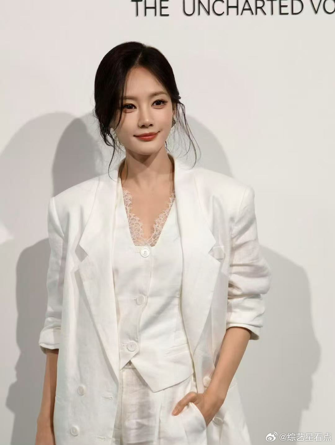 我将在李一桐面前假装绊倒自己李一桐怎么又在外面叫人宝贝 真的好羡慕被她叫宝贝的人