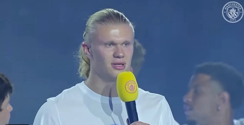 北京时间周二，曼城为功勋主帅瓜迪奥拉以及确认离队的B席、斯通斯举办了一场隆重的告