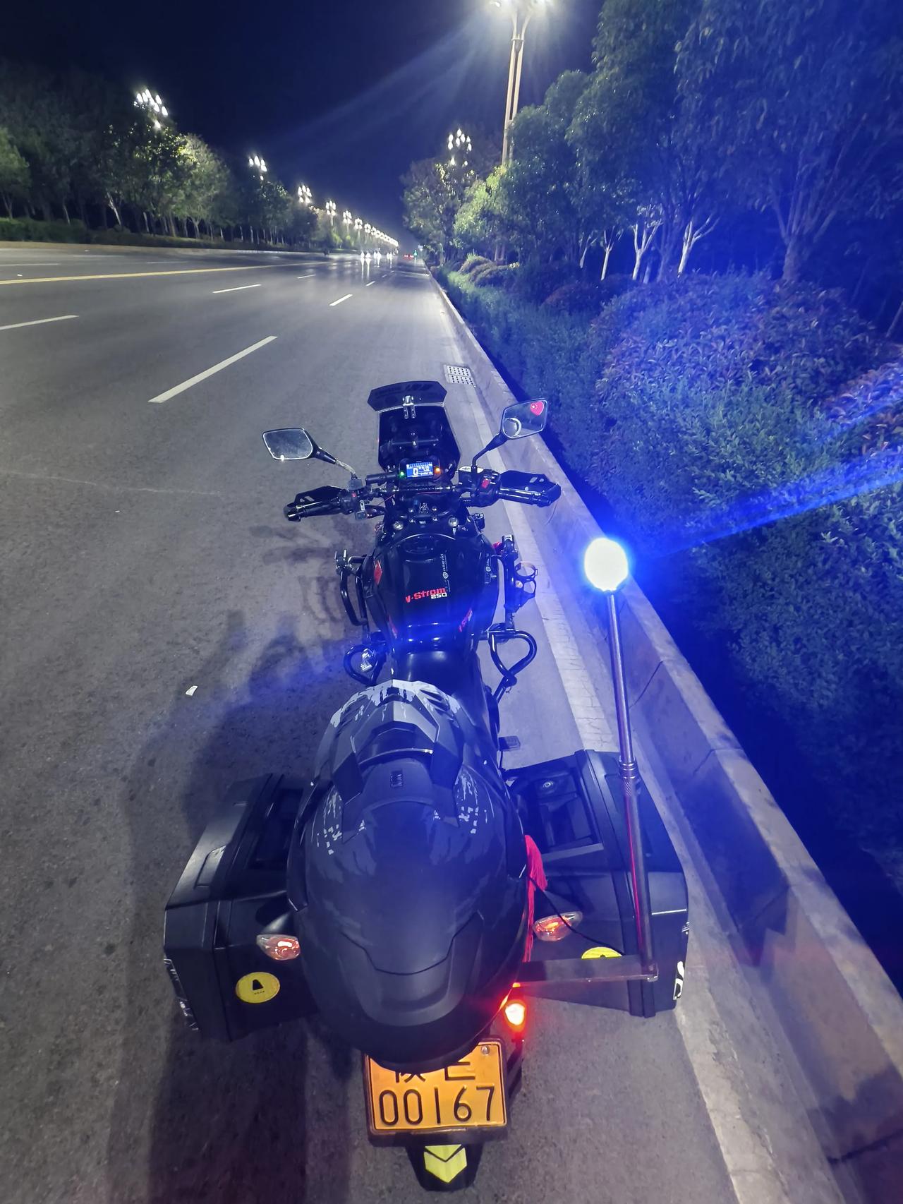 夜色车行路，灯火照前尘。
     铃木DL250，2019年的车目前安全行驶4