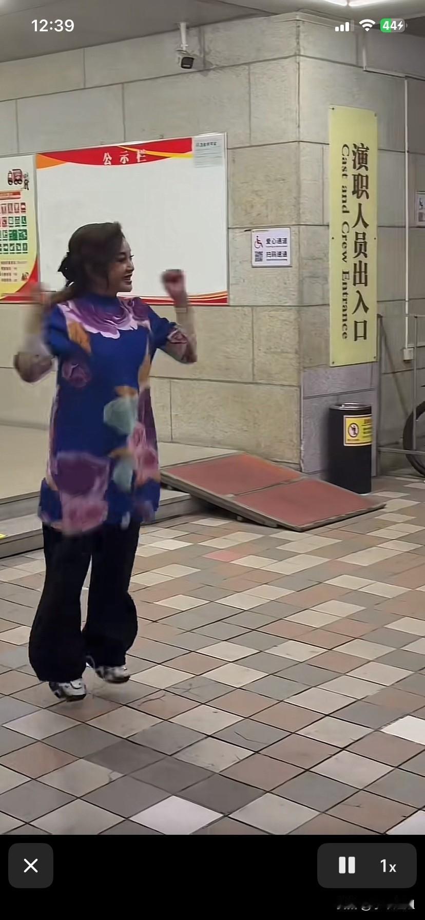 刘晓庆心态真好，演出结束，欢天喜地从演播厅出来，一脸笑容，看来对演出效果非常满意