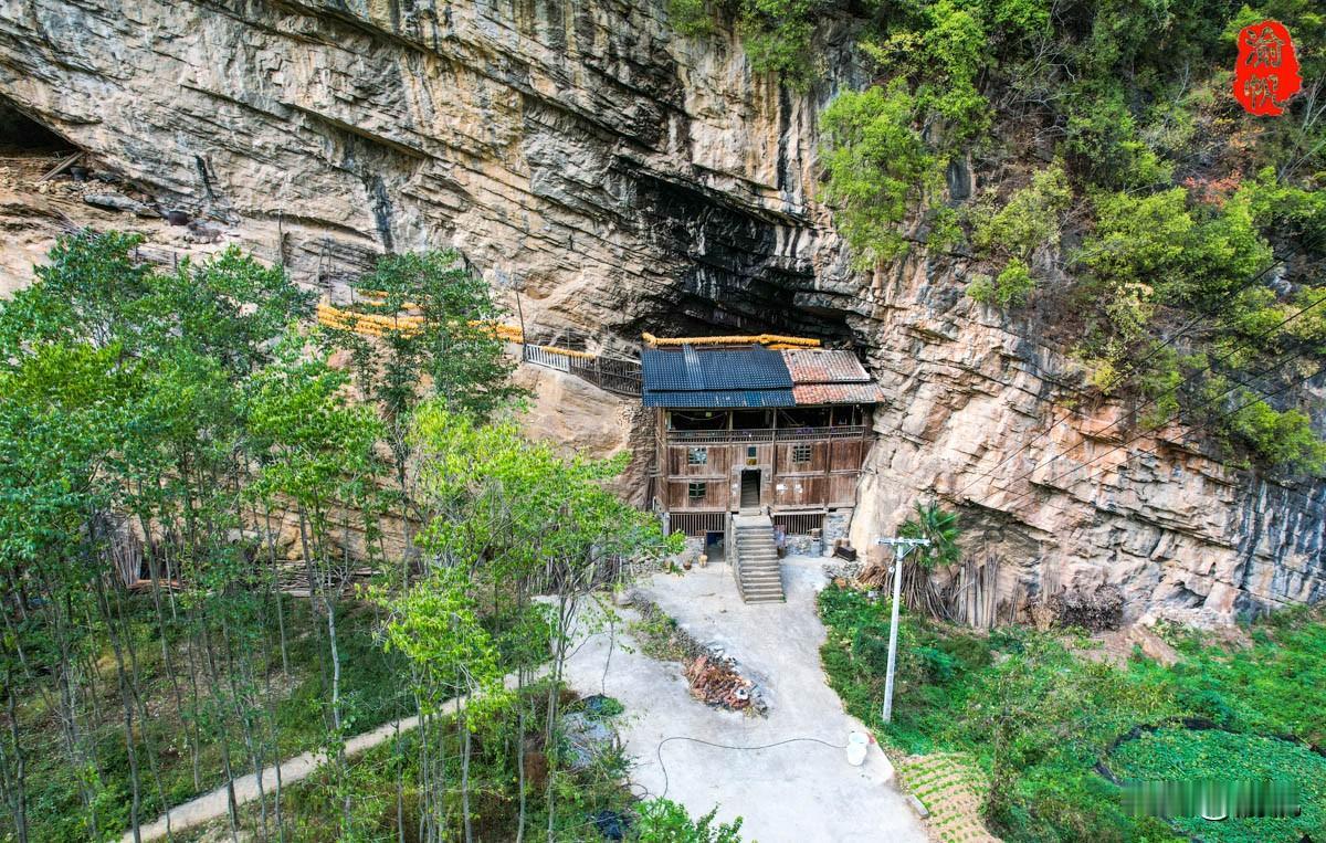 重庆大山里发现一户崖居人家，种菜养猪与世无争，有人出500万，主人都不卖！
20