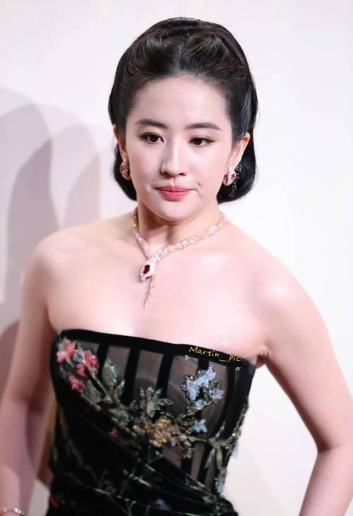 2025年VOGUE盛典红毯上，刘亦菲压轴登场时腕间宝格丽珍珠手链意外滑脱。她未