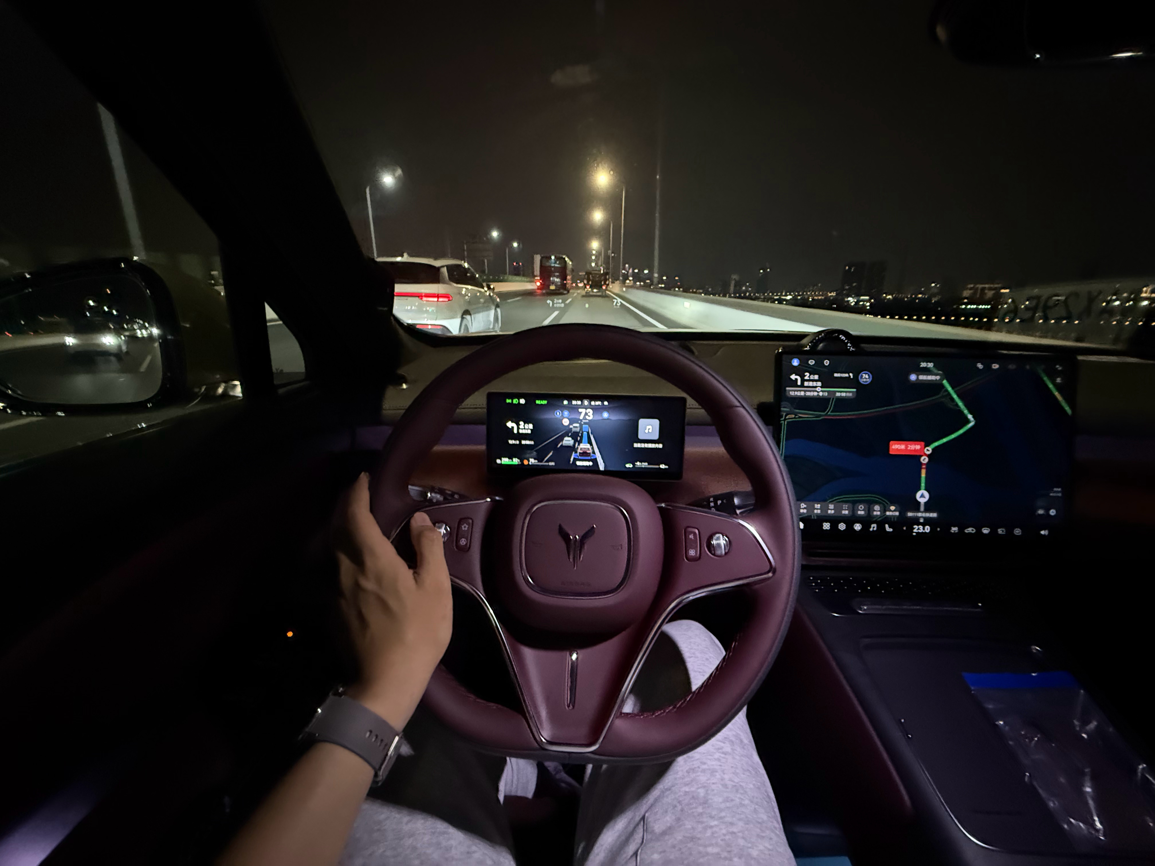 华子的 ADS+岚图泰山舒适的悬挂、静谧的车厢，下班走个高架城快，真是轻松惬意呐