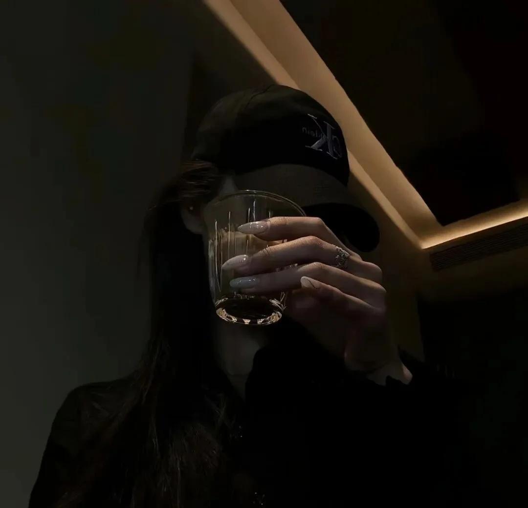 一定要感谢落魄的日子、因为这段时期，你的世界全是真的
落难见人心，低谷看真情
褪