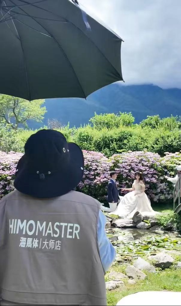 轮椅夫妻洱海边走红毯拍婚纱 轮椅阻隔不了双向奔赴的爱意，洱海见证二人浪漫婚纱照，