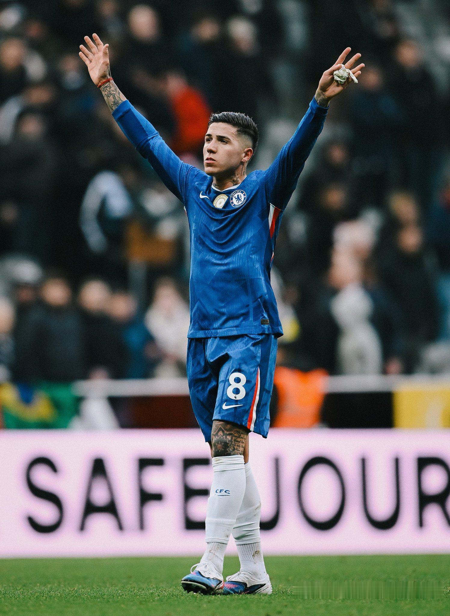 来自X 的言论恩佐·费尔南德斯在我们控球时非常重要。他的跑位和对自身角色的理解让