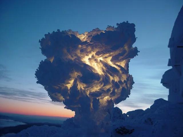 新罕布什尔州华盛顿山上一盏被冰雪覆盖的路灯。 ​​​