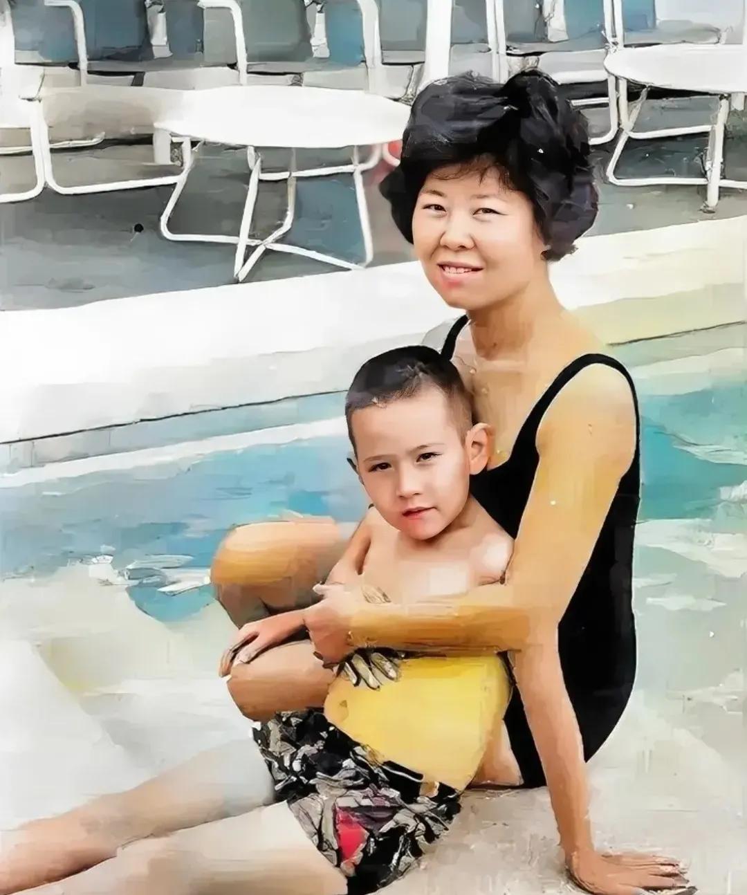 60年代，费翔和母亲，一张罕见的合影，当时的费翔看起来也就七八岁的样子，看起来非