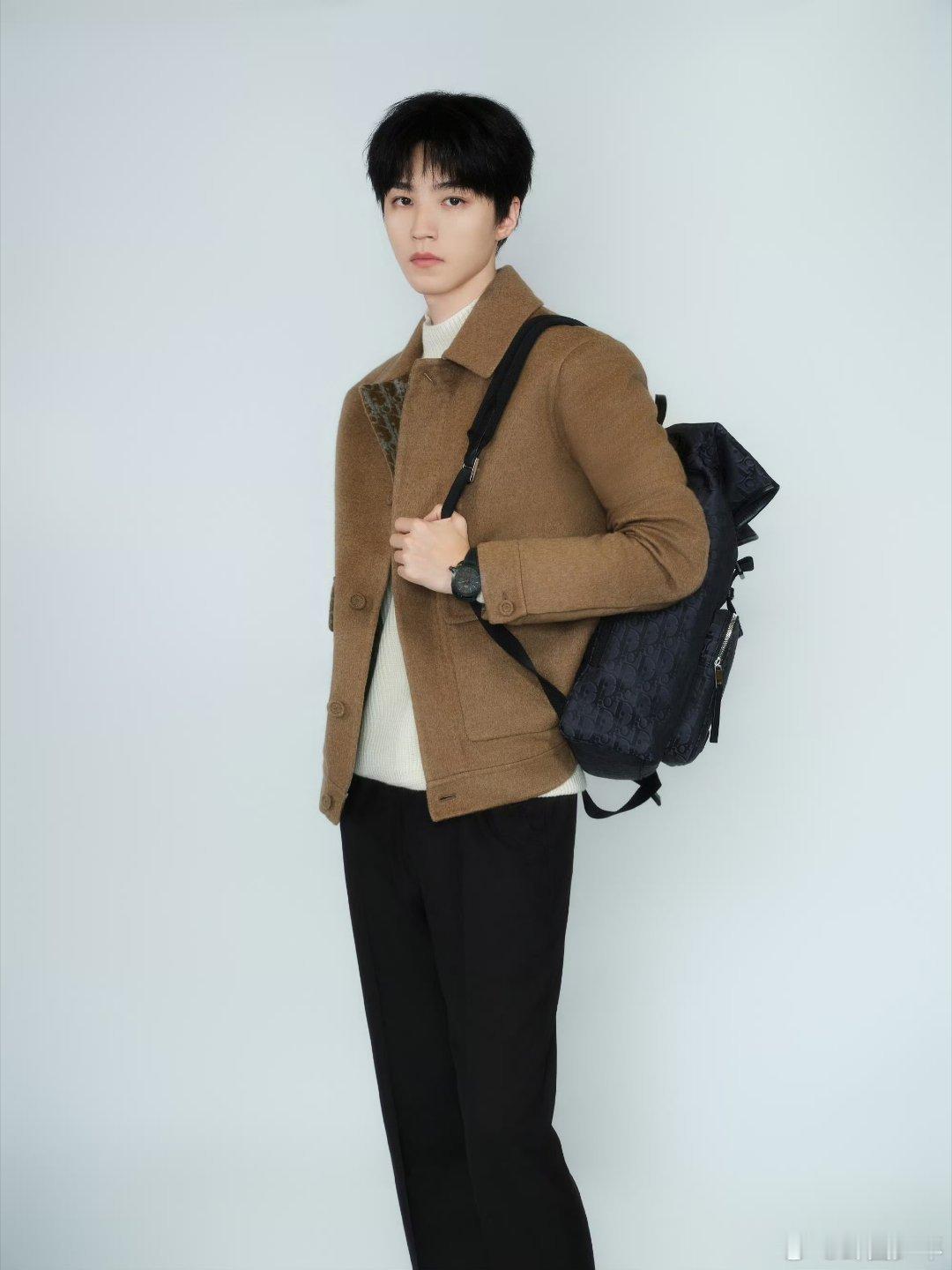 王俊凯背包照王俊凯书写属于自我的温度 救命！王俊凯这组背包照也太绝了！简单的造型