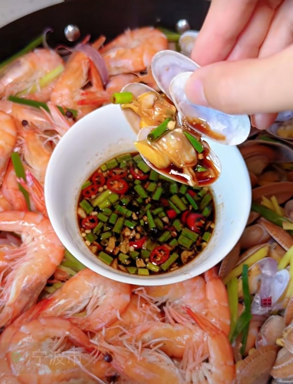 虾，蛤子，放一碟酱油拌猪油，热水蒸十分，开锅，全世界味道最好菜，能入饭三碗。会了
