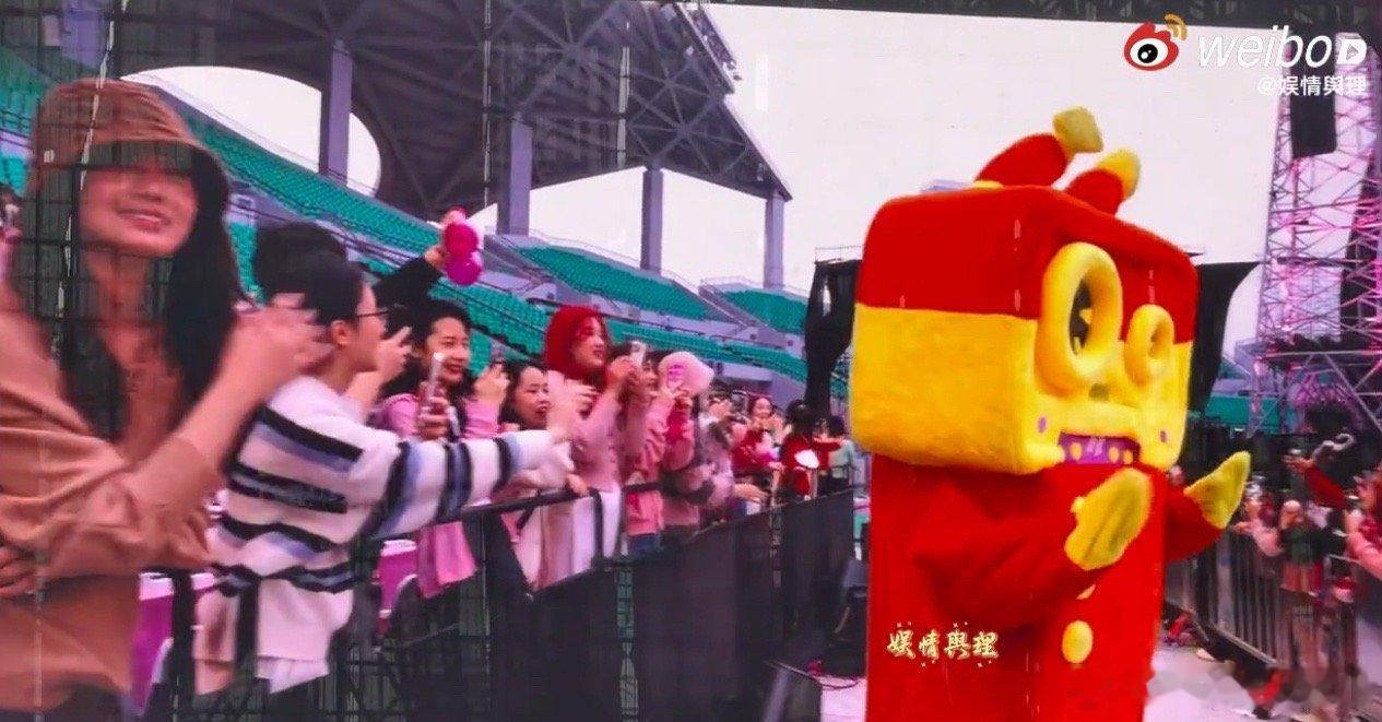 谁家演唱会开场有小怪物巡游啊 汪苏泷的演唱会总是有很多巧思，小怪物巡游就是其中之