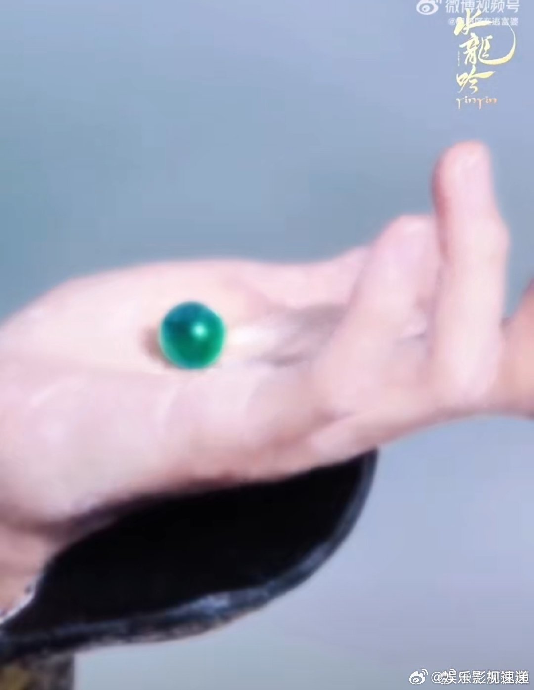 罗云熙演技吓人 碧笑珠入手后，他的眼神从模糊到清明，手指开始细微颤动，身体一点点