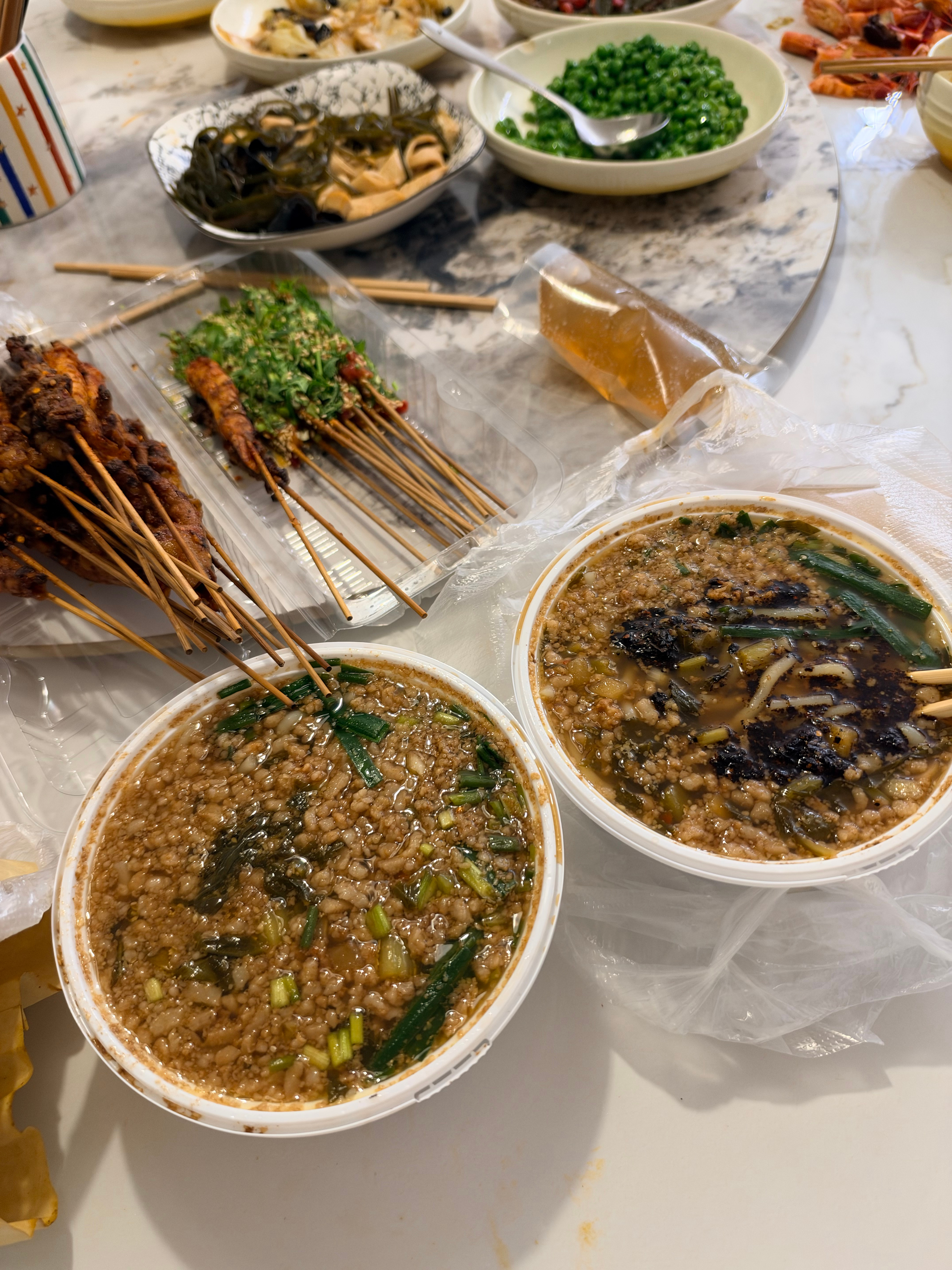 价值八百块的夜宵，邓才厚开车出门不关车锁，三条烟被偷了[淡淡的] ​​​