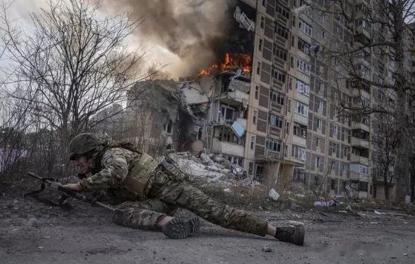 几十年未有的大血战！大批乌军被消灭，俄巴赫穆特继续围点打援

来源:铁血观世界
