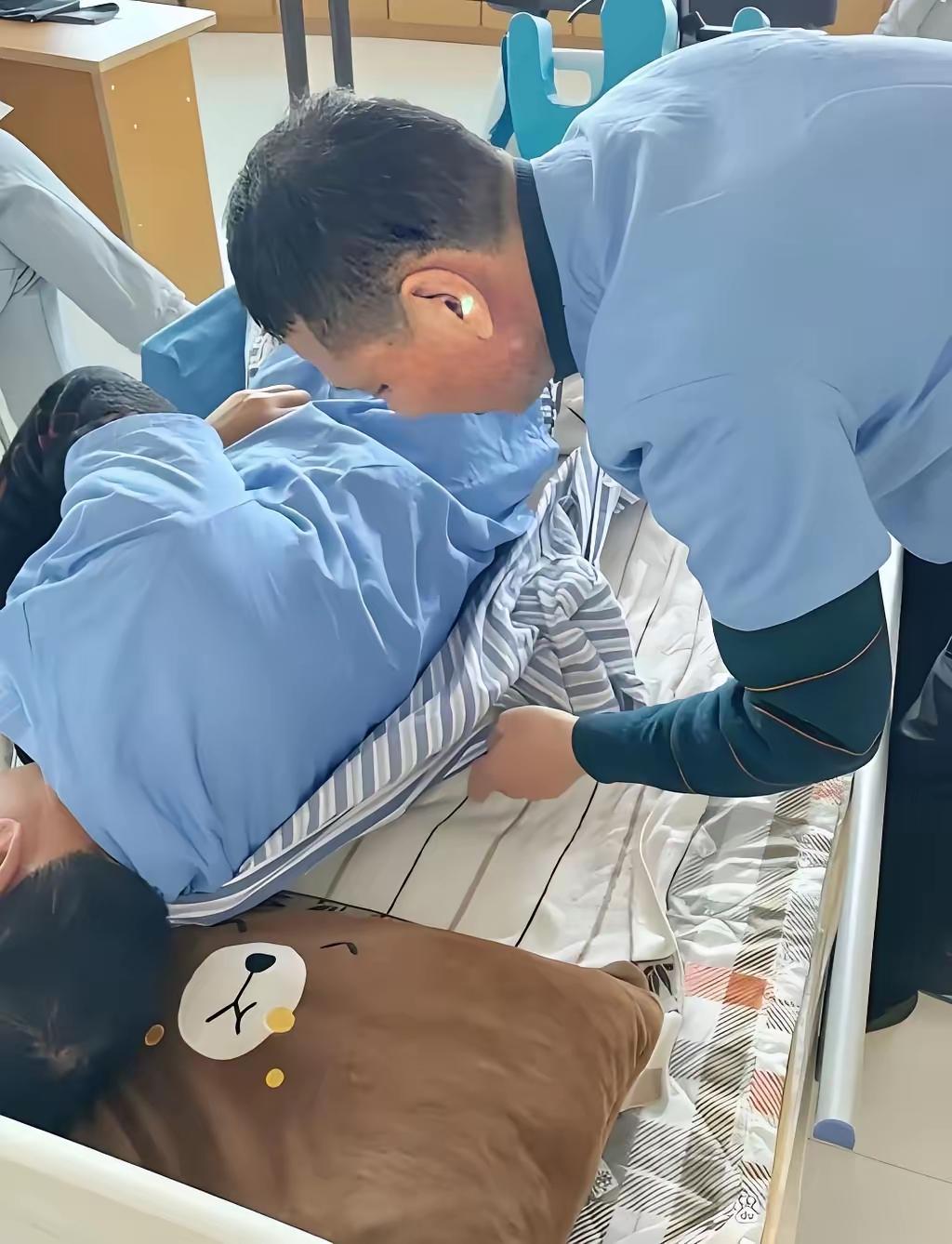 李大哥请了一个护工，一个月10000块钱，让人吃惊的是，护工是个刚从大学校园里走